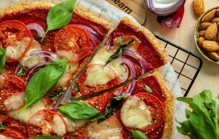 Фитнес рецепт: Једноставна пица без брашна са моцарелом, бадемима и јогуртом